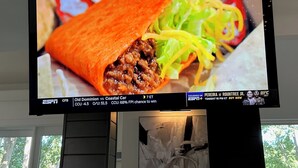 Televisió que mostra un partit esportiu amb una superposició de pronòstics.