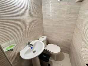 Regadera, toallas, jabón, papel de baño 