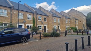 Exterior - Cozylease 3-Bed Retreat Near O2/LCY with Gym, Workspace, Garden & Free Parking (London)