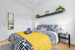 3 bedrooms, desk, iron/ironing board, free WiFi - Cozylease 3-Bed Retreat Near O2/LCY with Gym, Workspace, Garden & Free Parking (London)