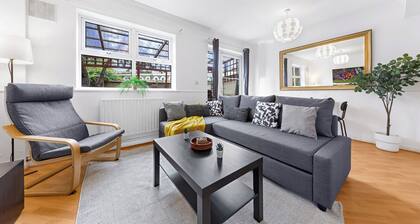 Cozylease 3-Bed Retreat Near O2/LCY with Gym, Workspace, Garden & Free Parking