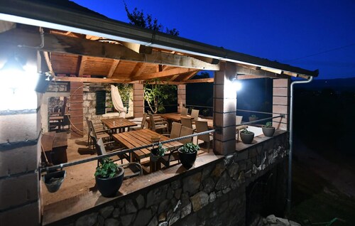 Beautiful apartment in Hrvace with WiFi