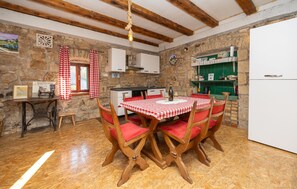 Dining - Beautiful apartment in Hrvace with WiFi (Hrvace)