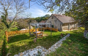 Outdoor dining - Beautiful apartment in Hrvace with WiFi (Hrvace)