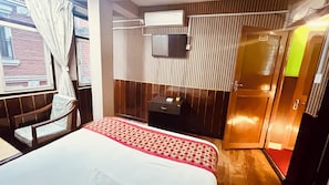 Deluxe-Doppelzimmer, 1 King-Bett | Schreibtisch, laptopgeeigneter Arbeitsplatz, kostenloses WLAN