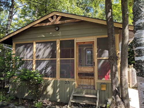 2 Bed cottage in Wasaga Beach, steps from beach, minutes to Blue Mountain