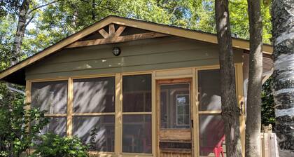 2 Bed cottage in Wasaga Beach, steps from beach, minutes to Blue Mountain