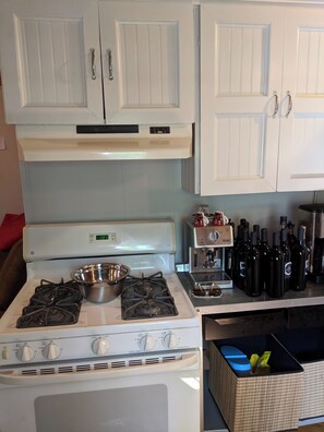 Fridge, microwave, oven, stovetop - 2 Bed cottage in Wasaga Beach, steps from beach, minutes to Blue Mountain (Wasaga Beach)