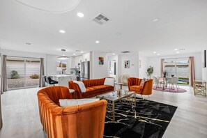 智能电视、书、立体声音响、办公室