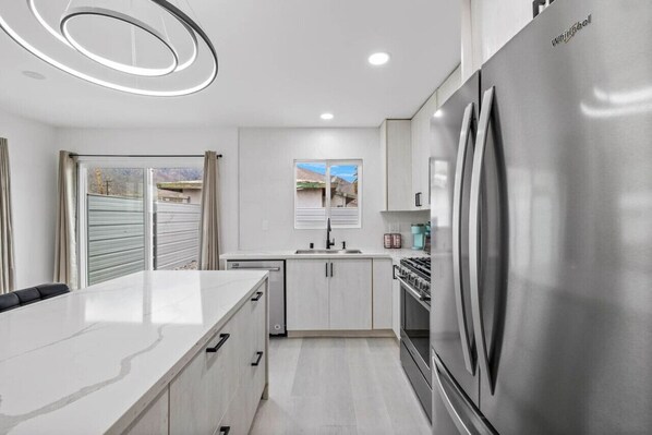 冰箱、微波炉、烤箱、炉灶