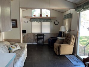 Smart TV, books, computer monitors - The Acorn Ridge, with Pool Access! (Harlingen)