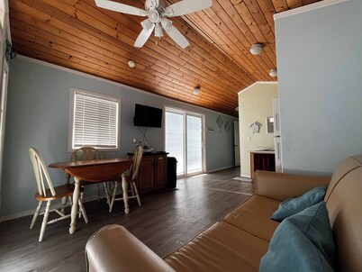 The Sleepy Turtle, with Pool Access!