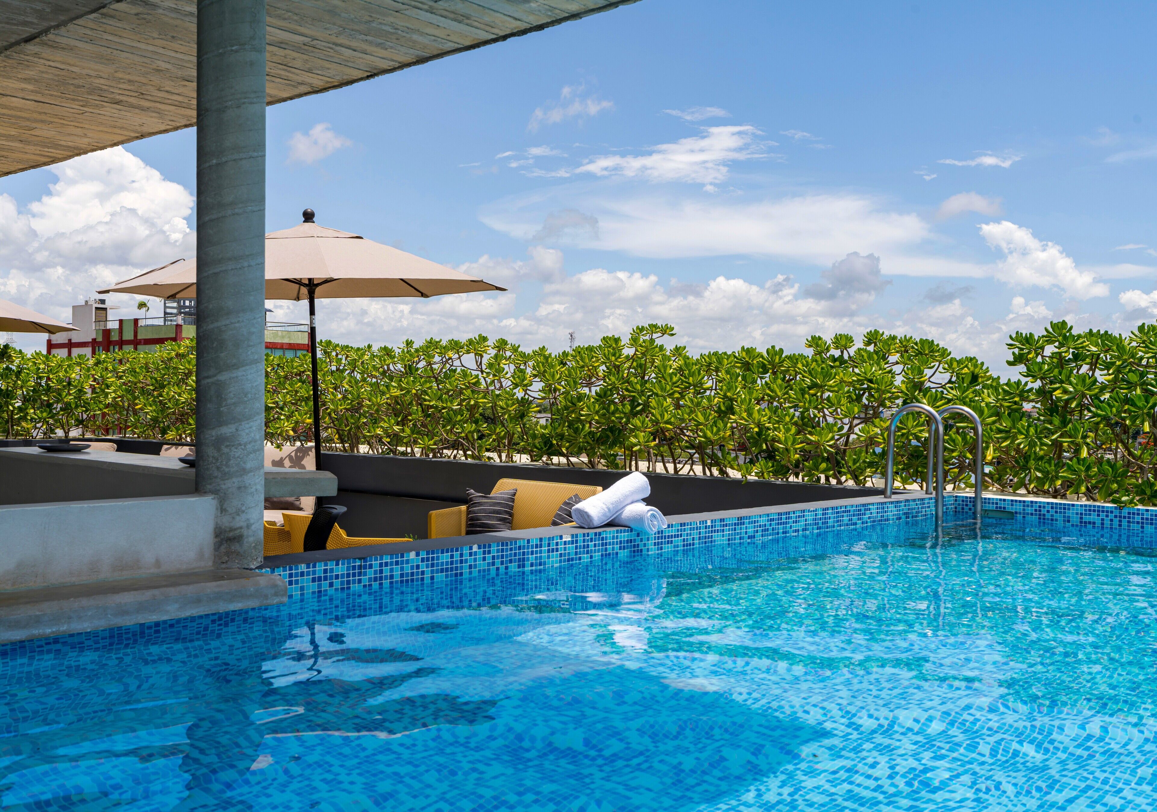 Alberca al aire libre y camastros 