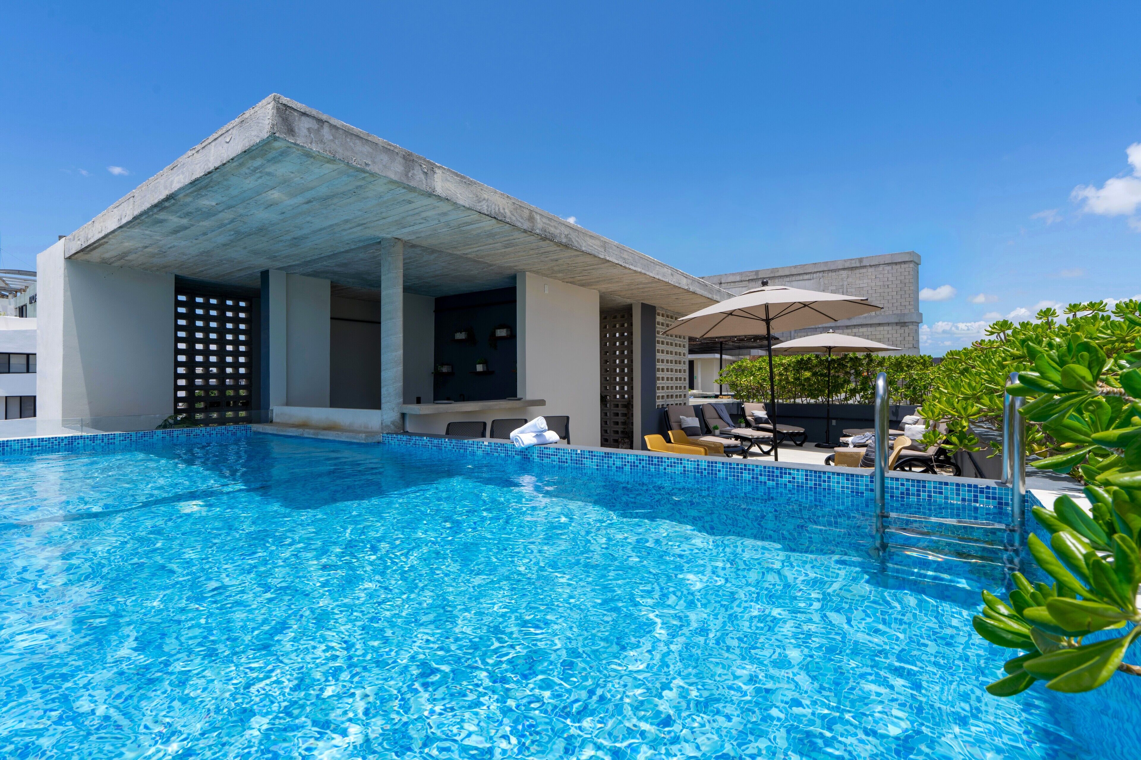 Außenpool, Liegestühle