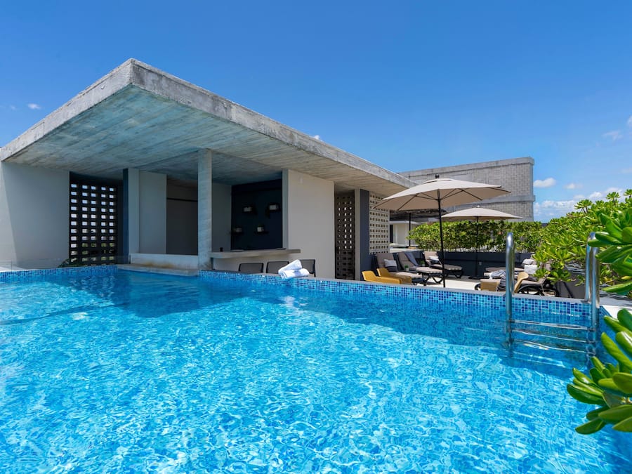 Piscine extérieure, chaises longues