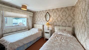 3 bedrooms, bed sheets