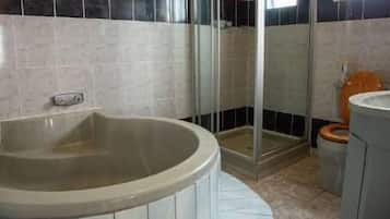 Habitación de lujo doble, vistas a la ciudad, junto a la piscina | Baño | Artículos de higiene personal gratuitos, toallas, jabón y champú