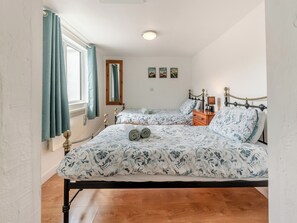 3 bedrooms, free WiFi, bed sheets - 3 bedroom accommodation in Llandeilo (Llandeilo)