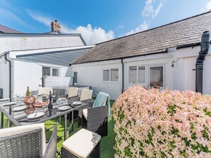Outdoor dining - 3 bedroom accommodation in Llandeilo (Llandeilo)