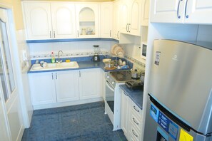 Kjøleskap, mikrobølgeovn, ovn og kaffetrakter/tekoker