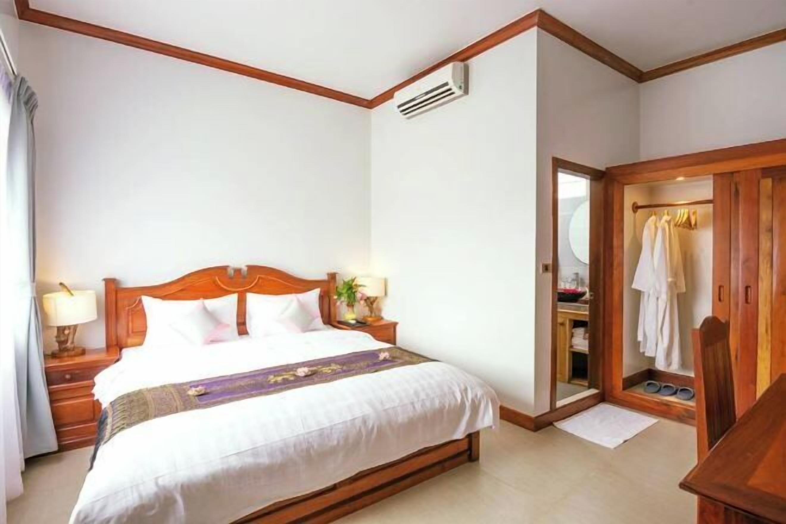 มินิบาร์, ตู้นิรภัยในห้องพัก, โต๊ะทำงาน, พื้นที่ทำงานแบบใช้แล็ปท็อป