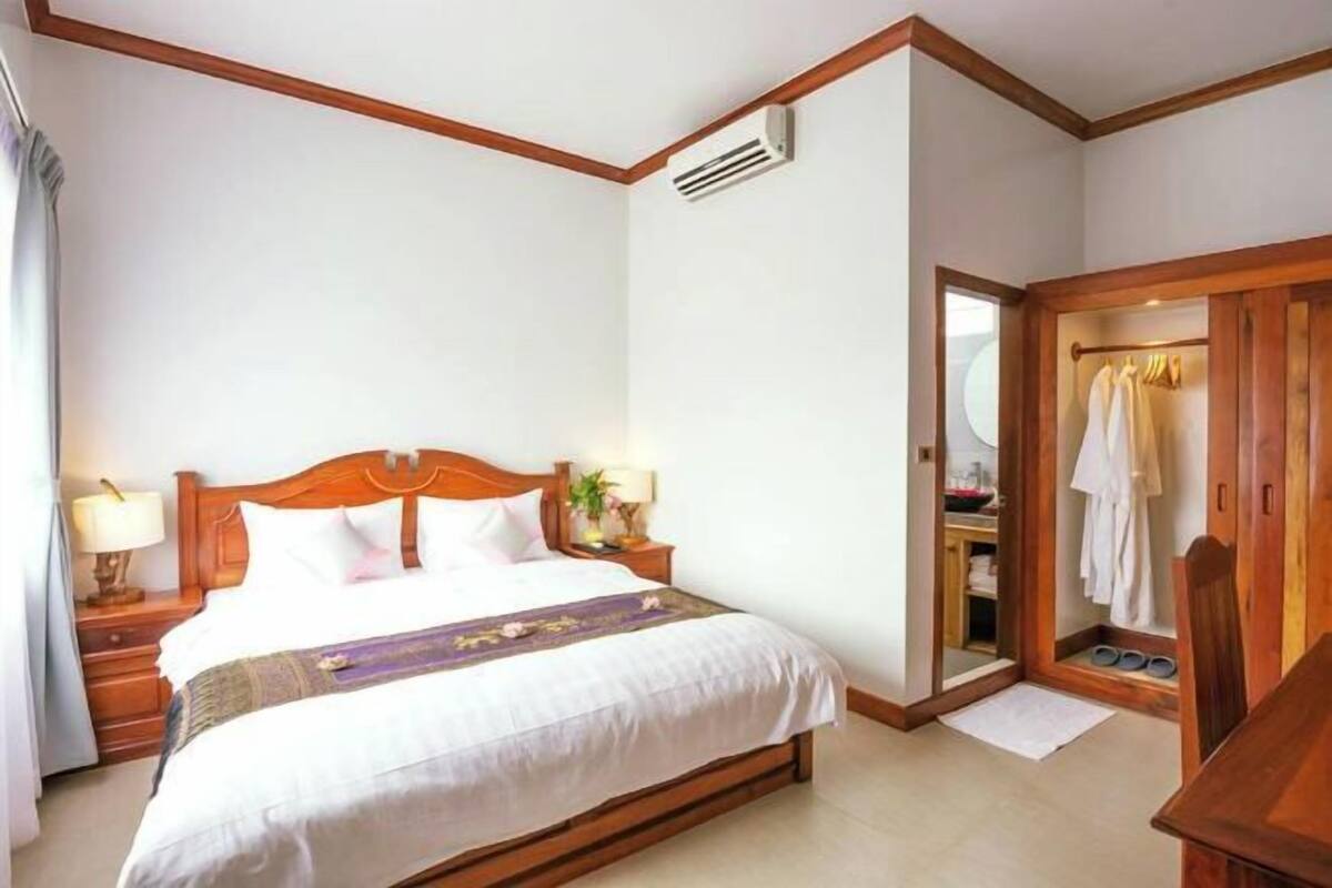 Minibar, brankas, meja kerja, dan ruang kerja ramah laptop