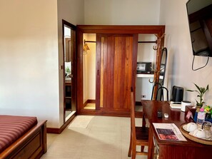 Deluxe Double Room, 1 King Bed, Non Smoking, Pool View