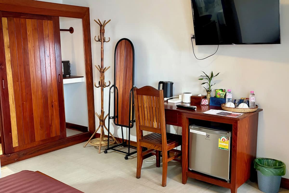 Minibar, in-room safe, desk, laptop workspace