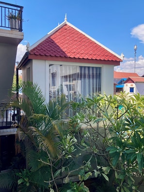 Deluxe tweepersoonskamer, 1 kingsize bed, niet-roken, uitzicht op zwembad | Terras