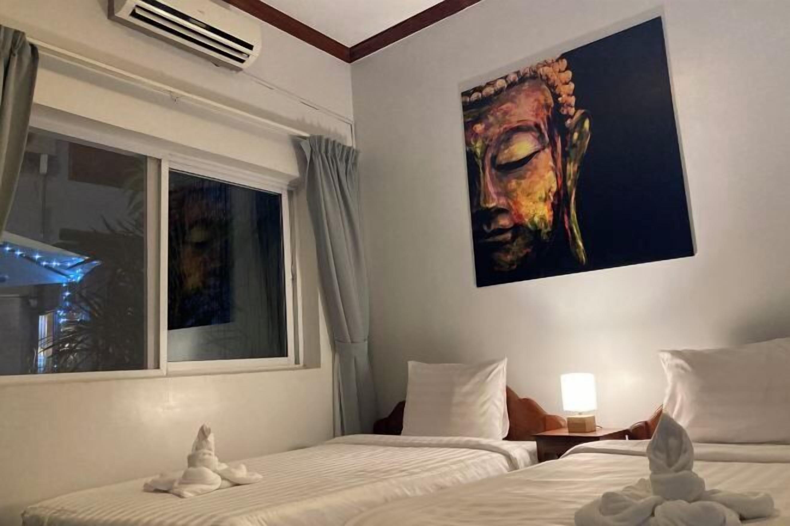 มินิบาร์, ตู้นิรภัยในห้องพัก, โต๊ะทำงาน, พื้นที่ทำงานแบบใช้แล็ปท็อป