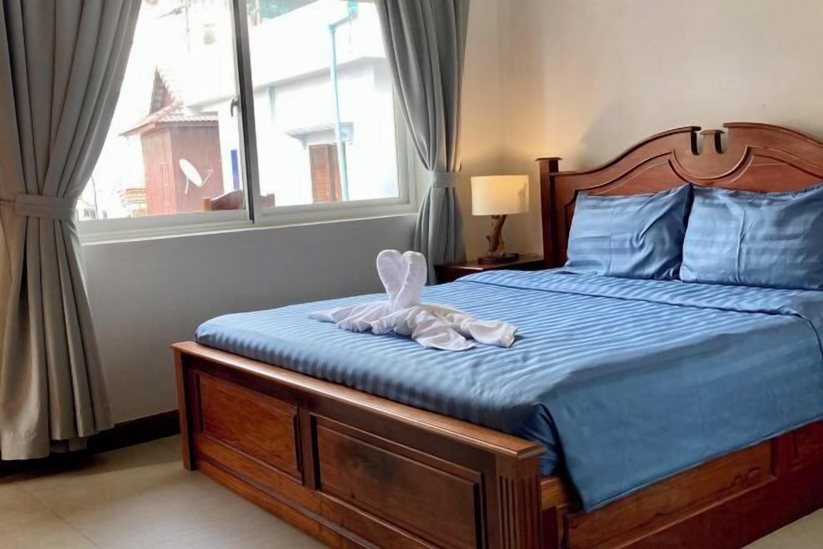 มินิบาร์, ตู้นิรภัยในห้องพัก, โต๊ะทำงาน, พื้นที่ทำงานแบบใช้แล็ปท็อป