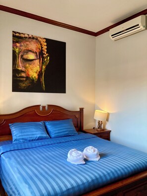 华丽双人房, 1 张特大床, 无烟房, 泳池景观 | 迷你吧、客房内保险箱、办公桌、笔记本电脑工作区