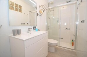 Sèche-cheveux, serviettes fournies, savon, papier toilette