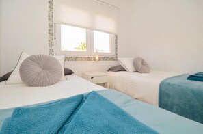2 bedrooms, iron/ironing board, WiFi, bed sheets - Sit back and relax in a stylish space just a few steps from the beach!
(Torrevieja)
