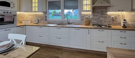 Fridge, oven, stovetop, dishwasher