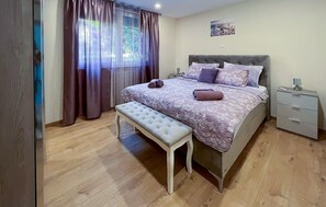 4 chambres, coffres-forts dans les chambres, fer et planche à repasser