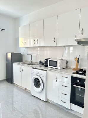 Réfrigérateur, micro-ondes, four, plaque de cuisson