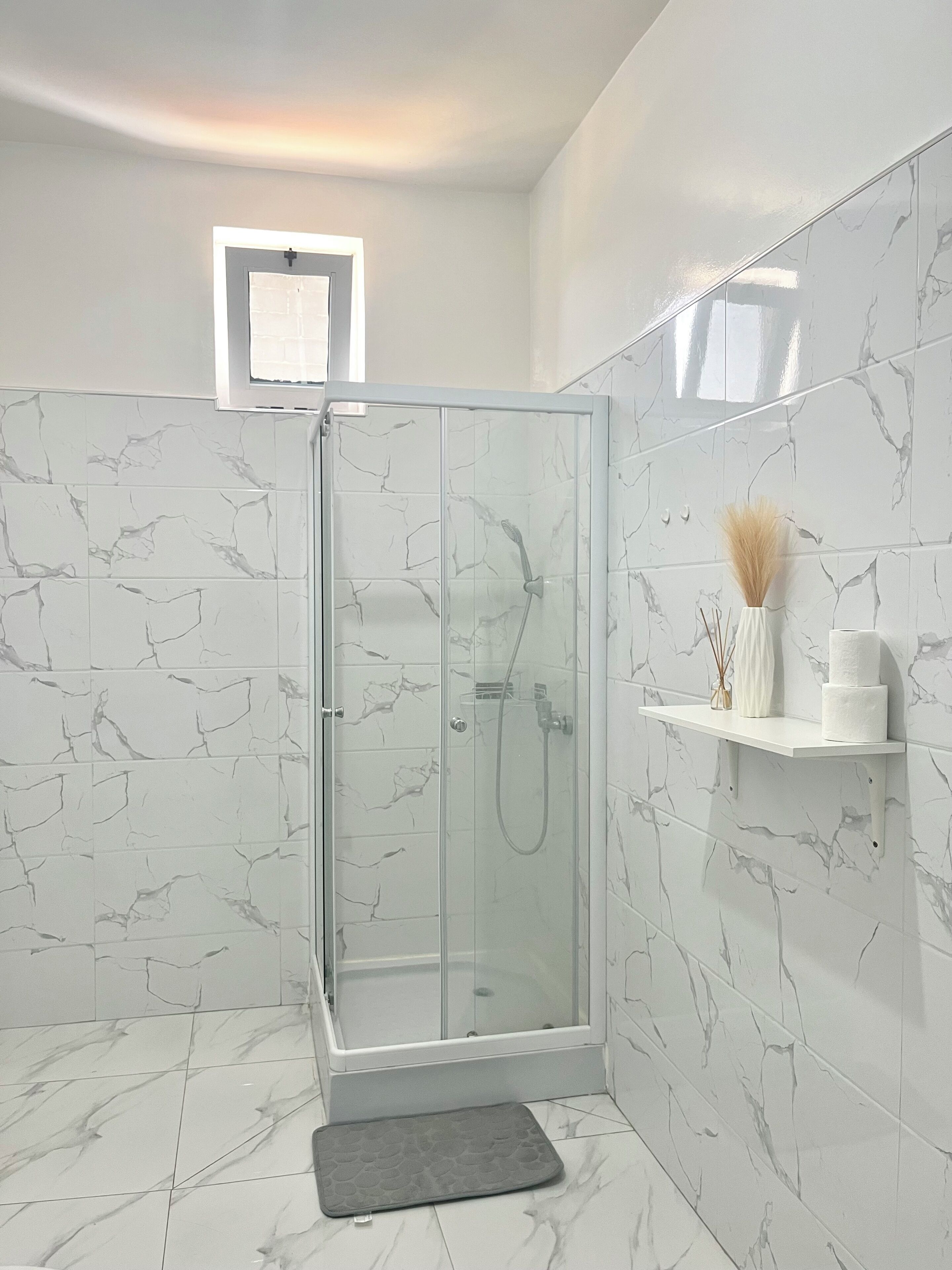 Secadora de cabello, toallas, papel de baño 