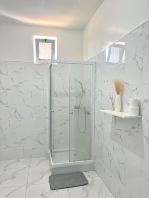 Sèche-cheveux, serviettes fournies, papier toilette