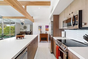 Micro-ondes, four, plaque de cuisson, lave-vaisselle