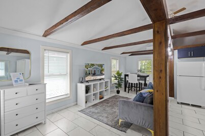 Bright & Modern Studio: Bed & Breakfast District!