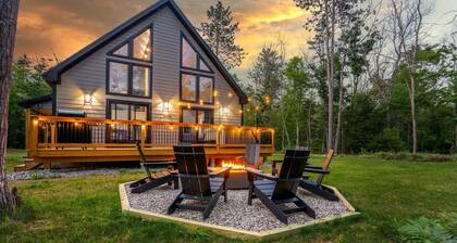 Sleeps 16! Arcade! Hot Tub! Fireplace! DOGS OK!