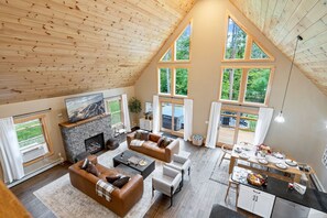 Smart-TV, Kamin, Videospiele, Tischfußball