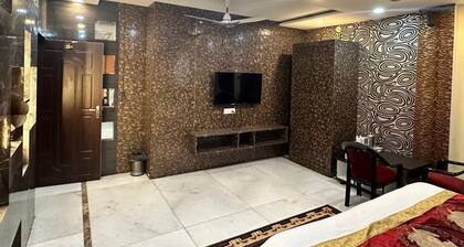 8-room hotel in wonderful Varanasi with WiFi, AC. Enjoy your stay