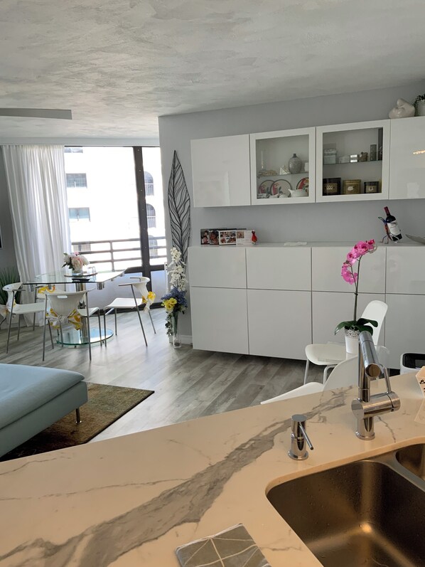 Interior - Ocean Front Condo, with magnificent views, totally modernised for your comfort. (Daytona Beach Shores)