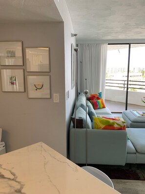 Living area - Ocean Front Condo, with magnificent views, totally modernised for your comfort. (Daytona Beach Shores)
