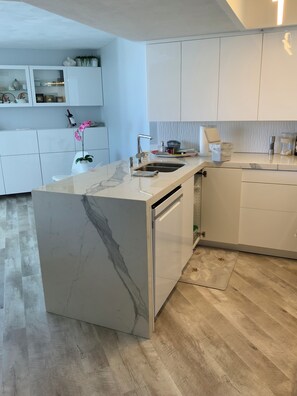 Private kitchen - Ocean Front Condo, with magnificent views, totally modernised for your comfort. (Daytona Beach Shores)