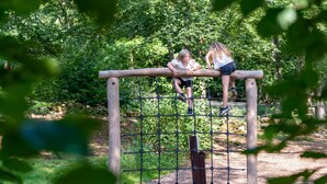 Two children playing on a wooden climbing structure in a park. - 4 bedroom cozy apartment in Höör (Höör)