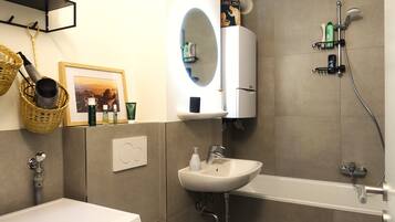 Haartrockner, Handtücher, Seife, Shampoo