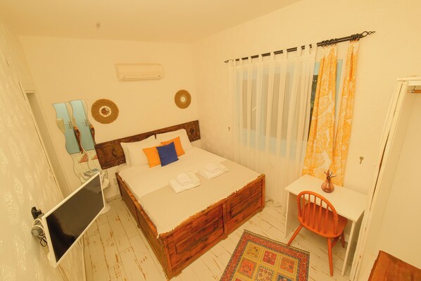 Työpöytä, kannettavalle tietokoneelle sopiva työtila, ilmainen Wi-Fi